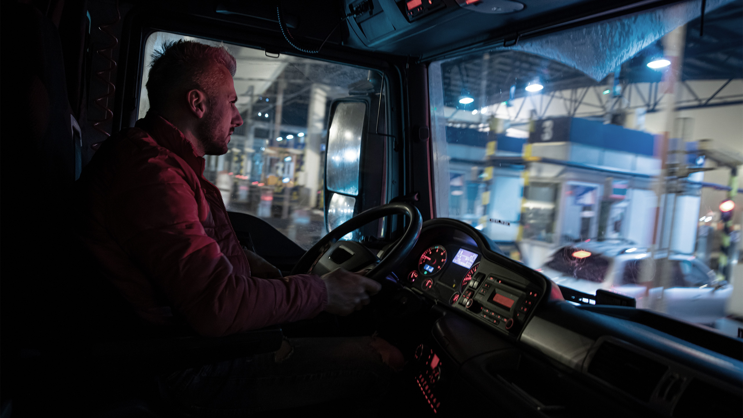 LKW Fahrer fährt bei Nacht