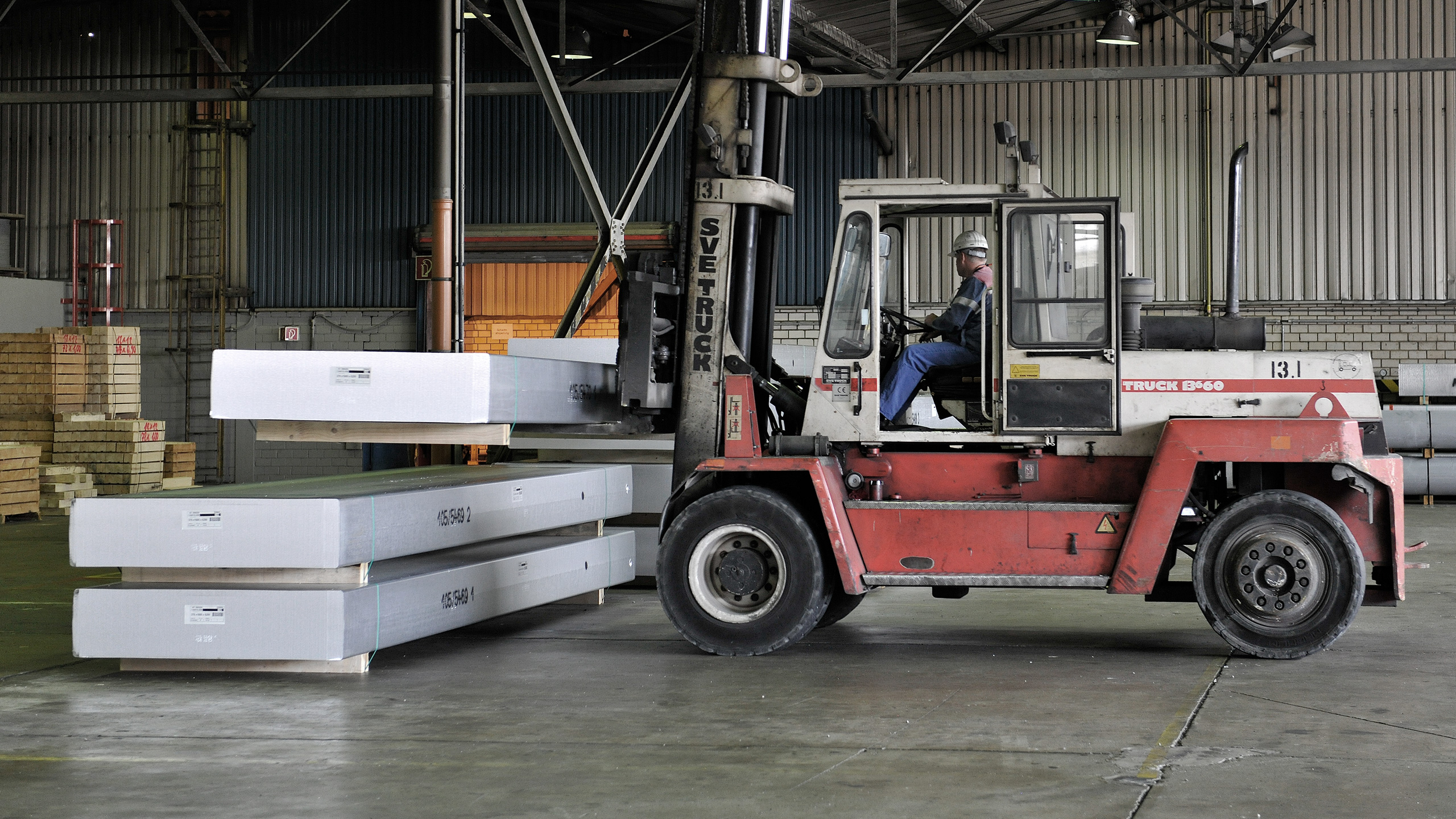 Stapler nimmt einen Walzbarren aus Aluminium auf
