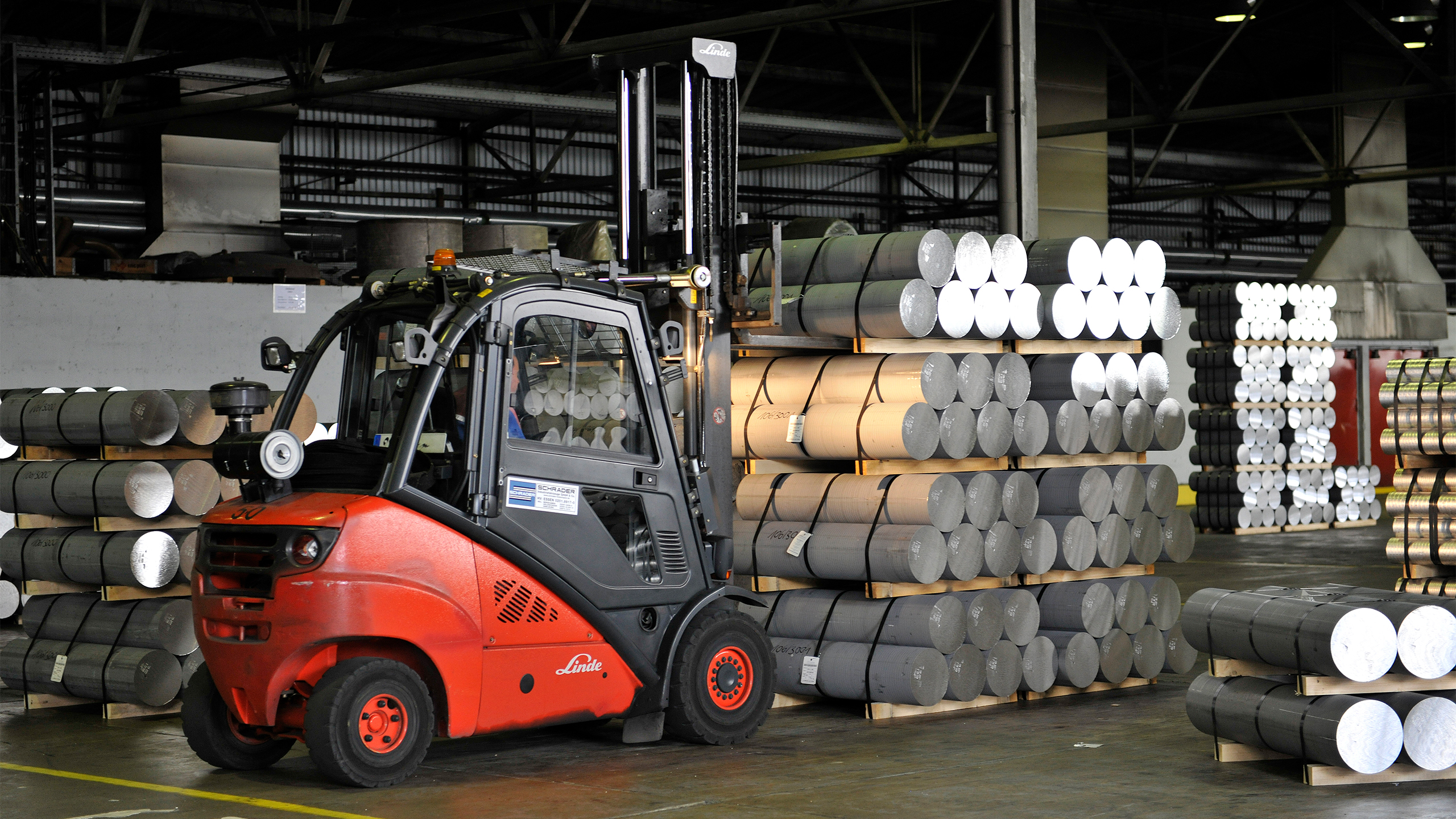 Pressbarren aus Aluminium werden mit einem Stapel verladen