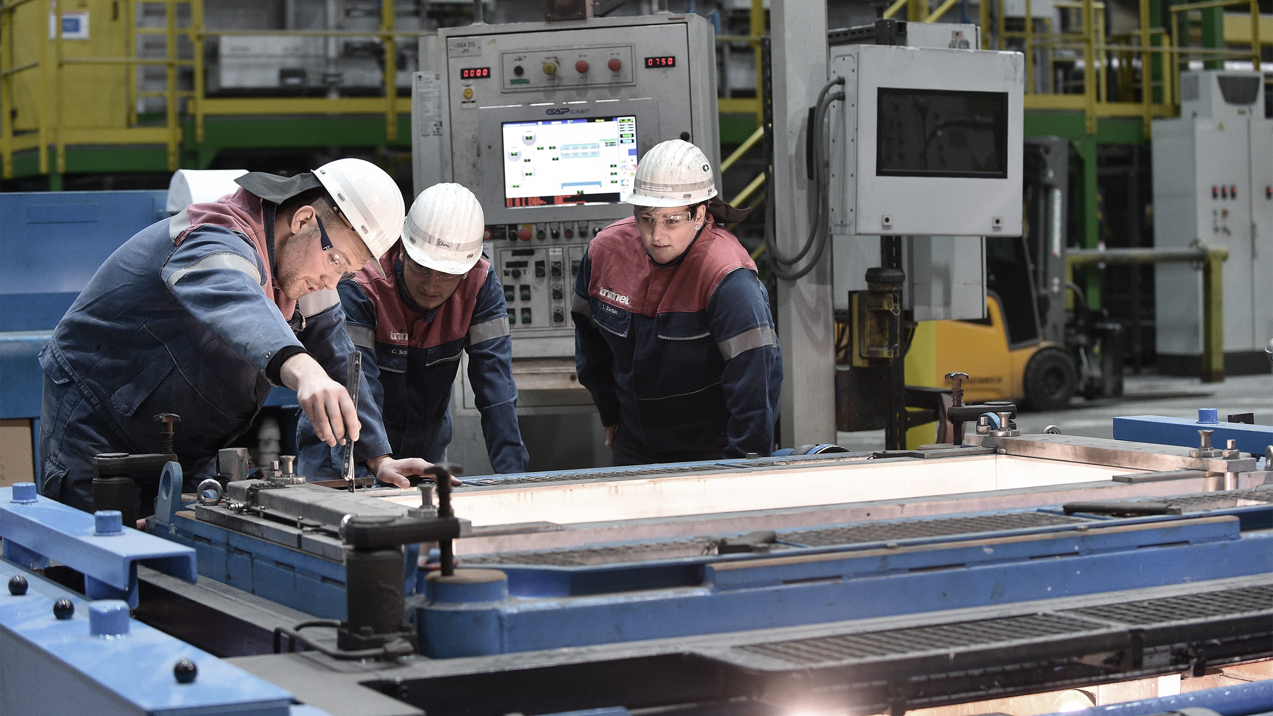 Versuchsgießanlage der TRIMET mit Mitarbeitern