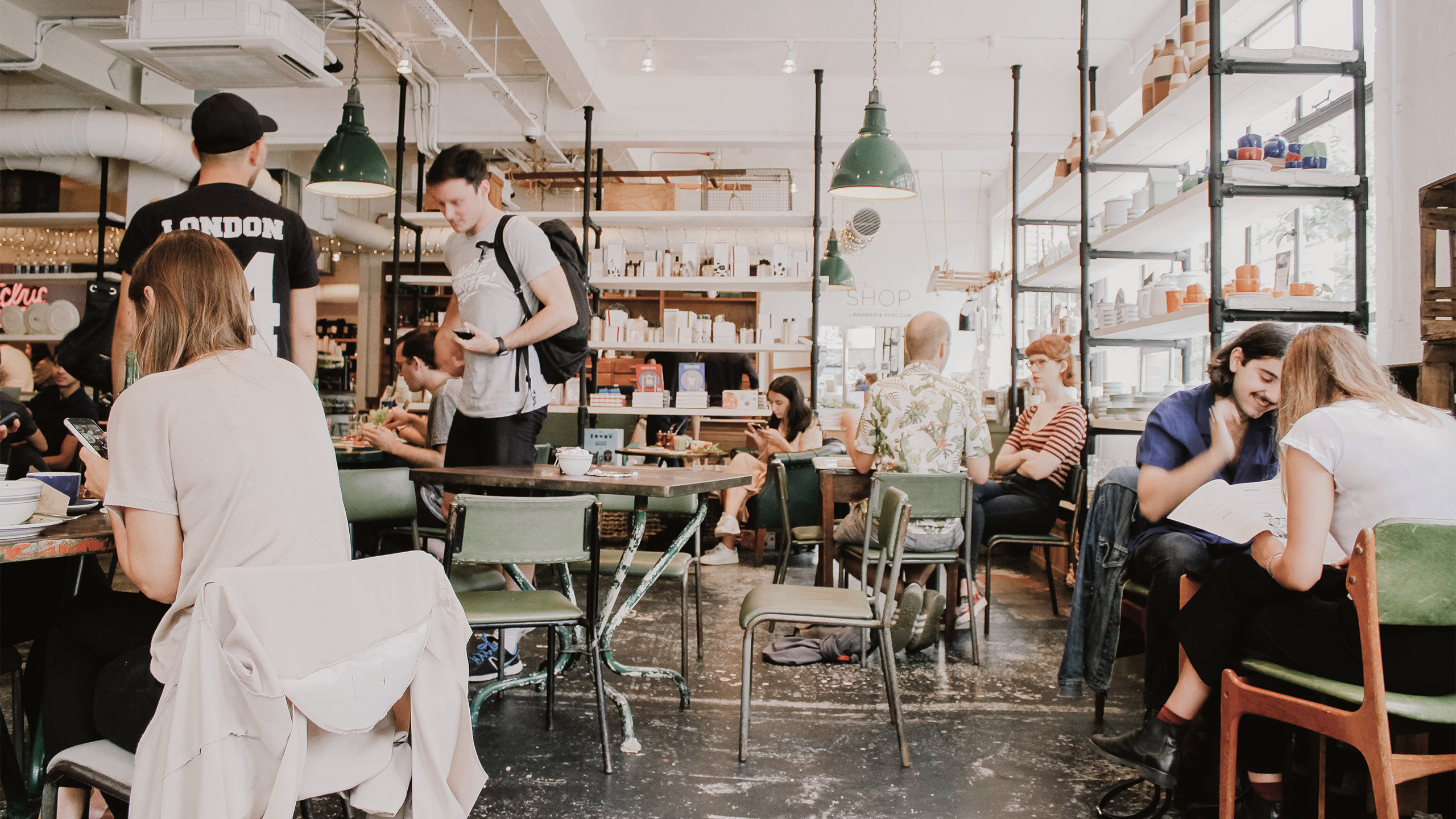 Blick in ein Szenelokal mit jungen Menschen